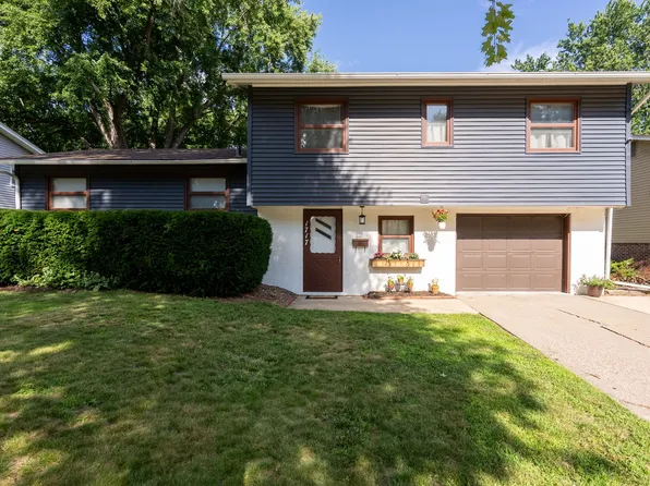 1717 Fairmeadows Dr, Bettendorf, IA 52722