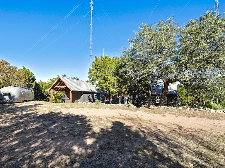 1612 The High Rd — Photo 3