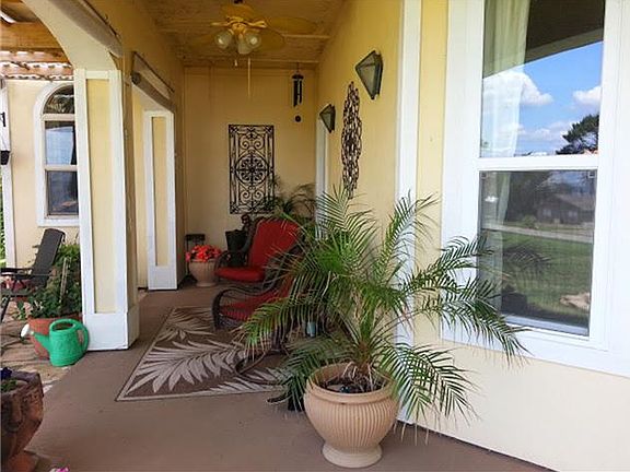 Side cover porch facing the water