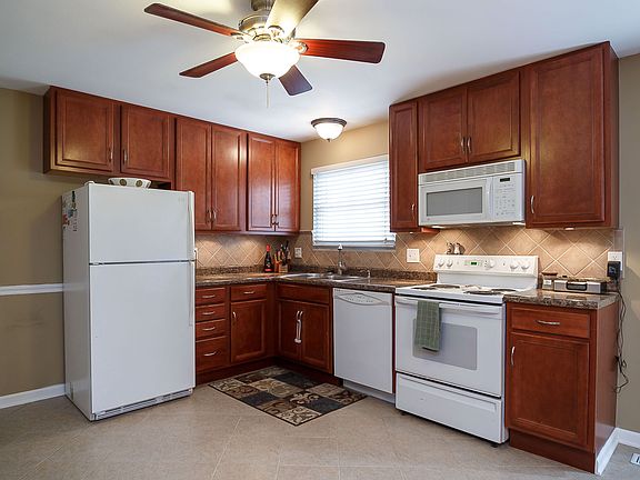 Roomy Kitchen w/42" Cabinets