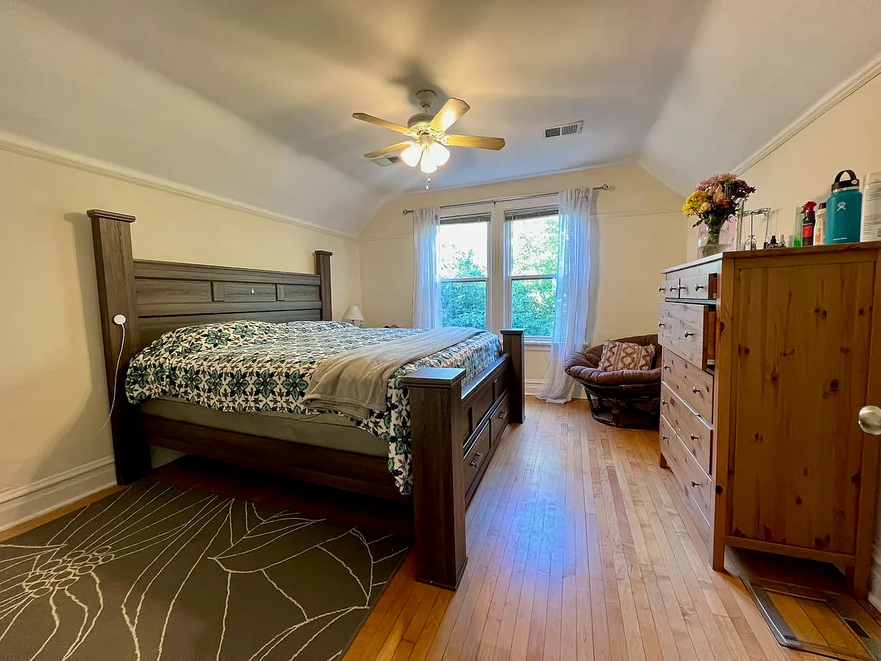 2 bed, 1300 sqft, $2,400 — Photo 3