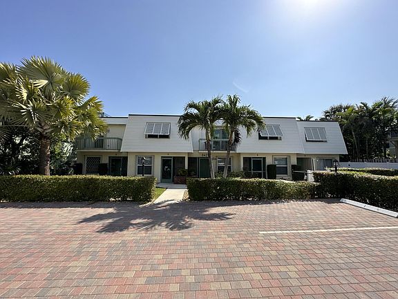 3rd image of 842 SE 19th Avenue #102