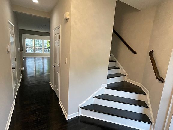 5th image of 135 Knollwood Dr