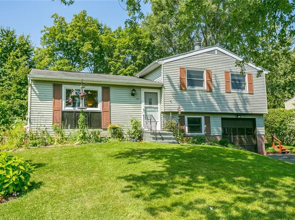 23 Settlers Ln, Hamlin, NY 14464