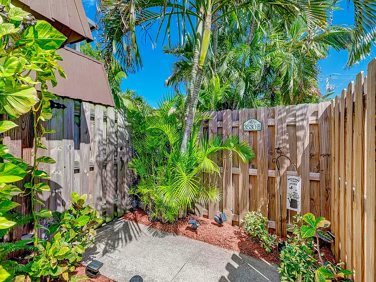 3530 E Gardens East Dr #B — Photo 2