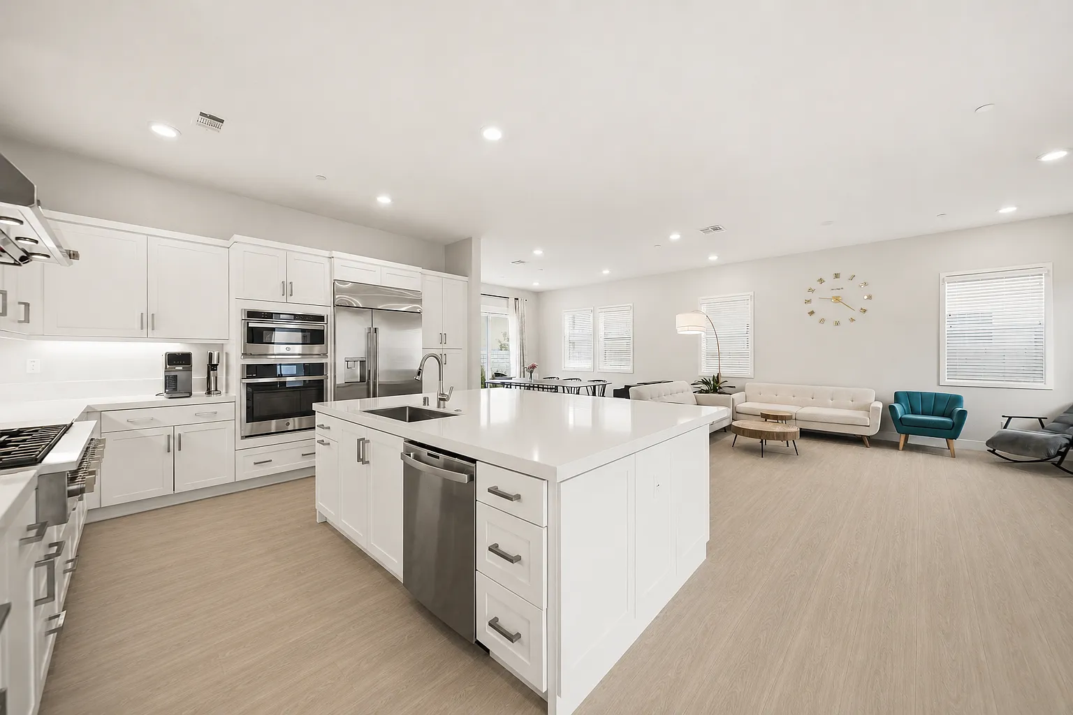 4 bed, 2755 sqft, $5,400 — Photo 2