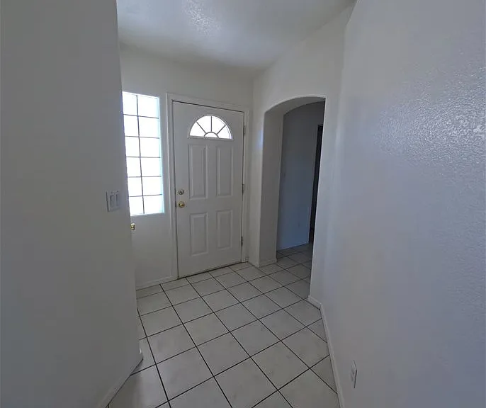 2112 E Desert Lakes Dr — Photo 5