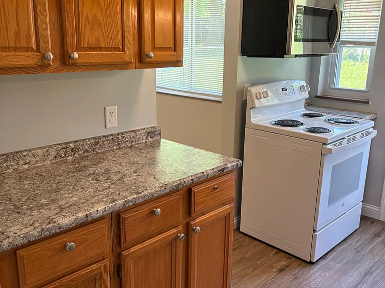 1050 Covedale Ave — Photo 4