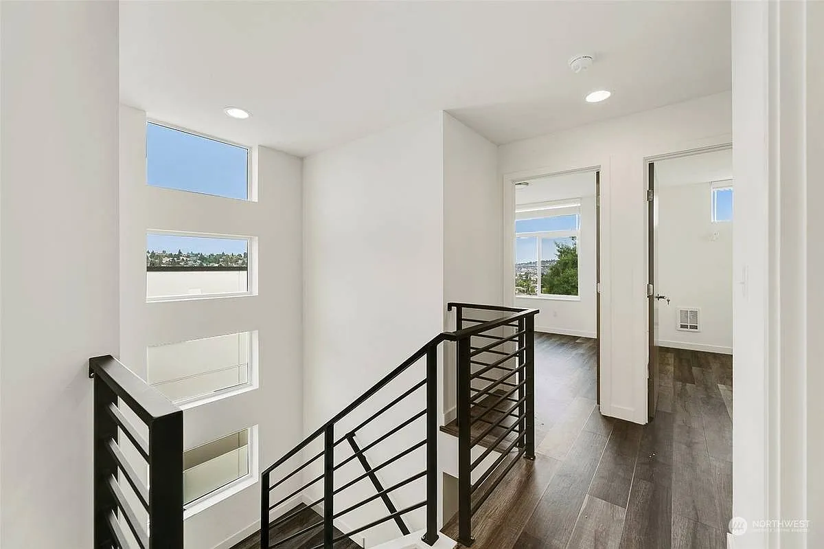 9 bed, 2070 sqft, $723 — Photo 3