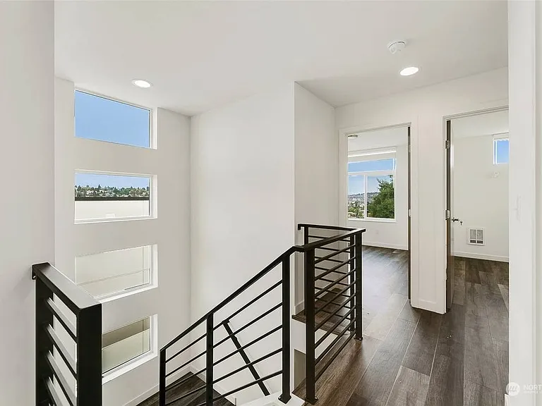 914 W Emerson St — Photo 3