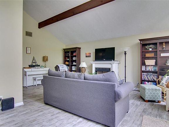 5th image of 166 N Park Dr