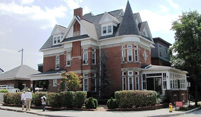 built in 1998 Victorian Brick Beauty