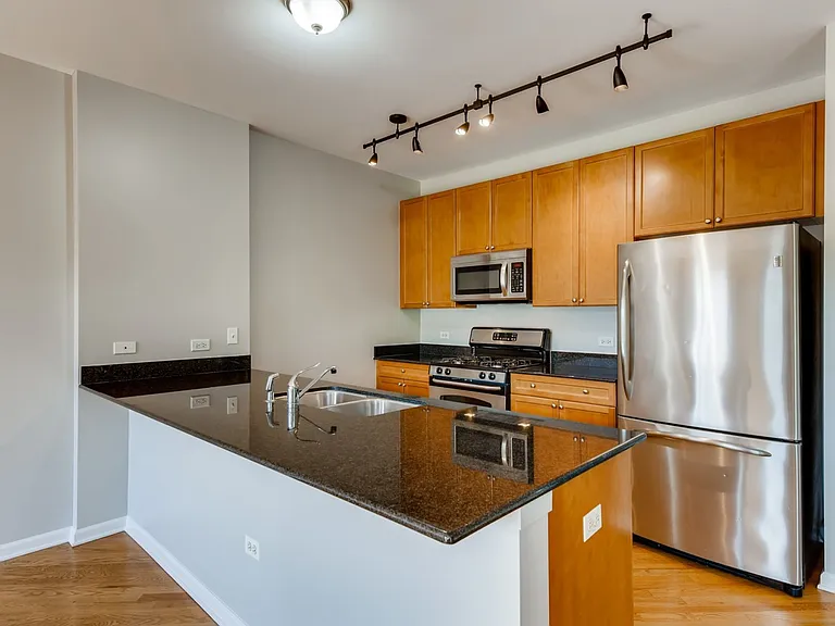 758 W 14th Pl #2B — Photo 7