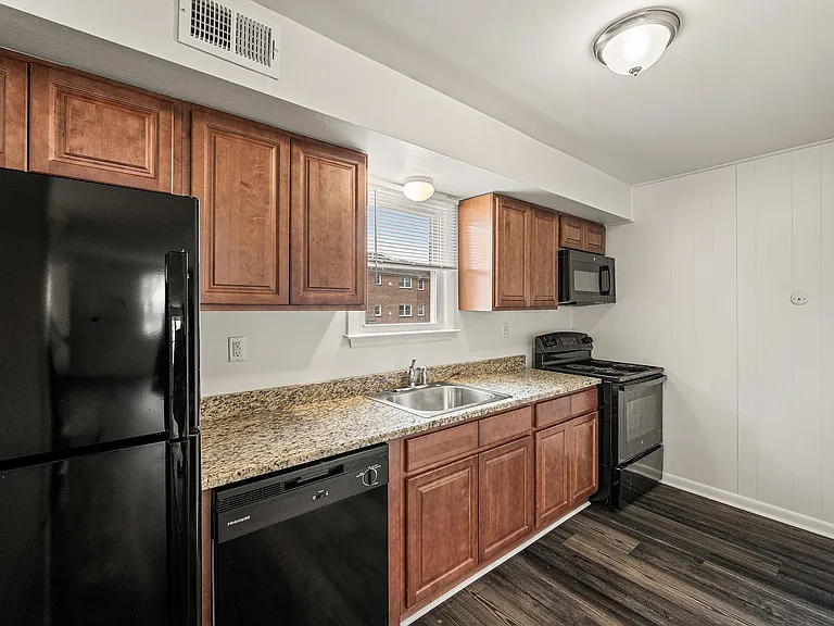Middleboro Crest Apartments — Photo 16