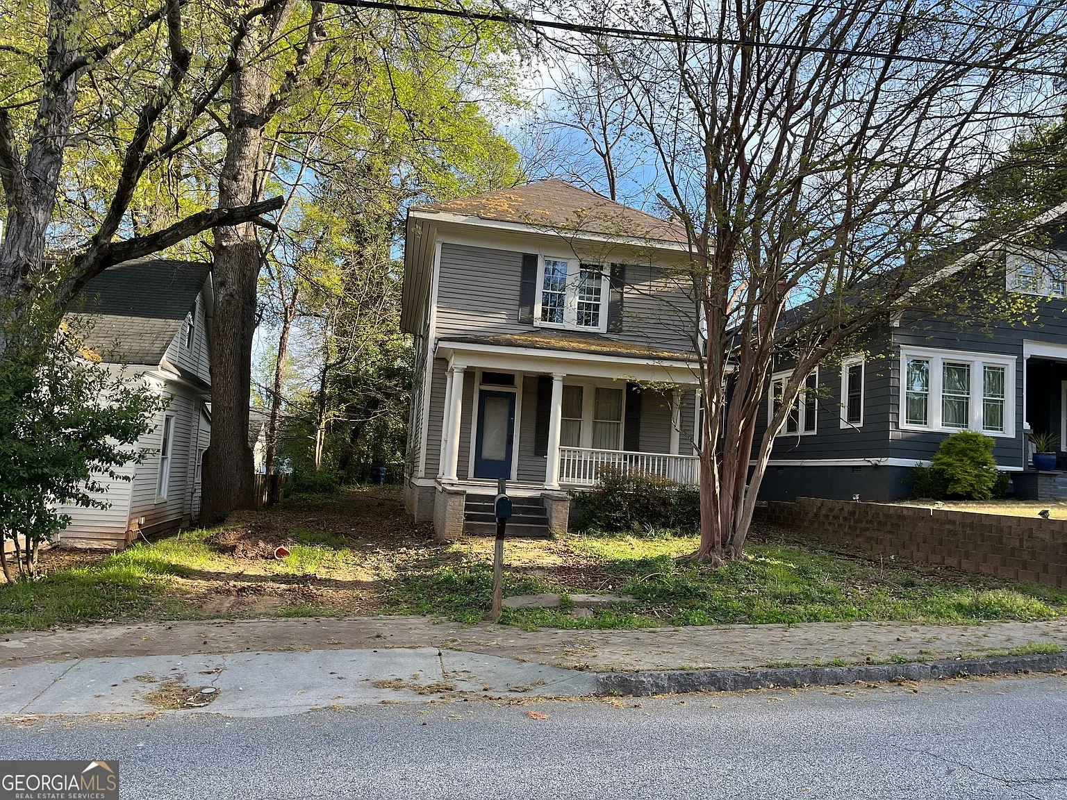 1037 Oak St SW photo 1