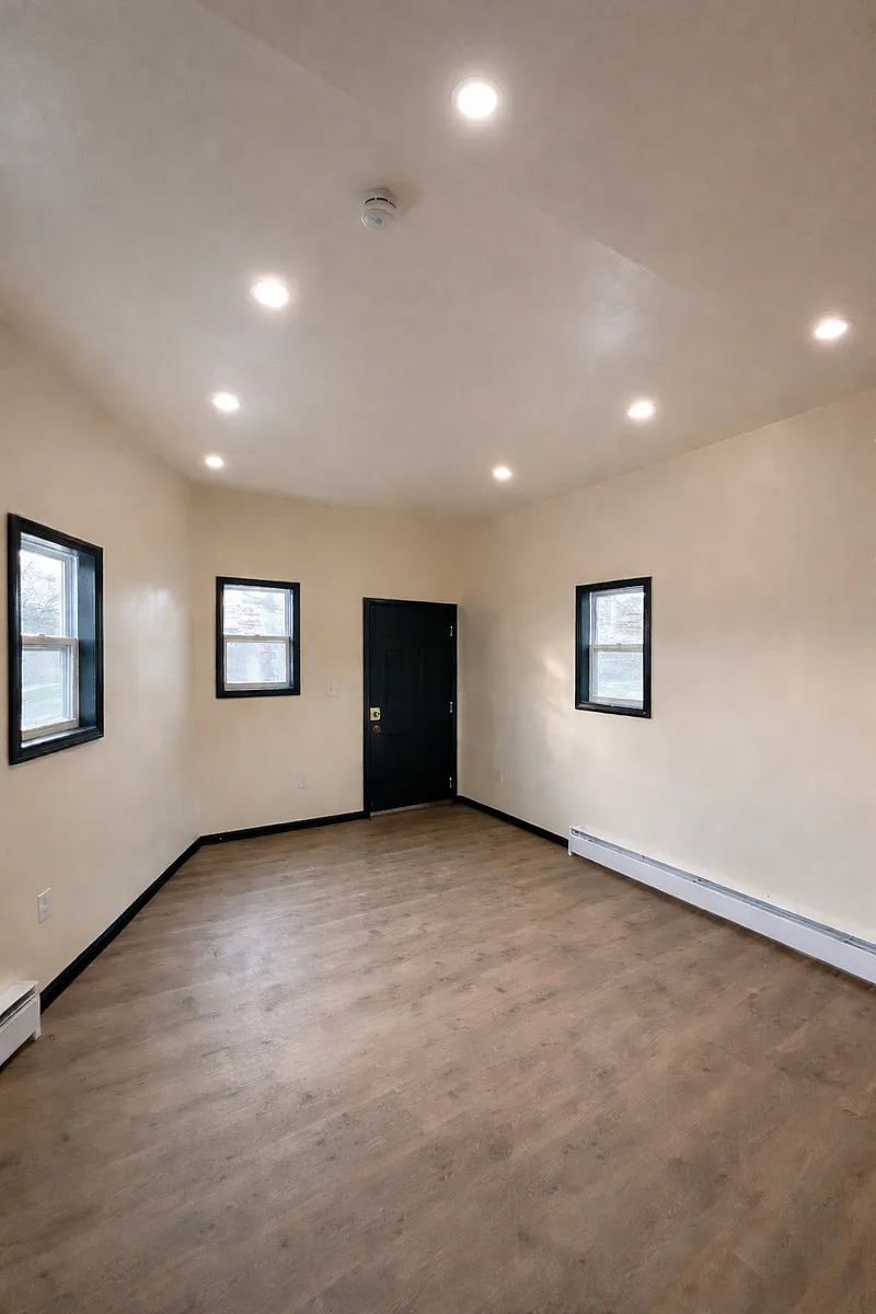 Building Photo - 501 Blatchley Ave #1F