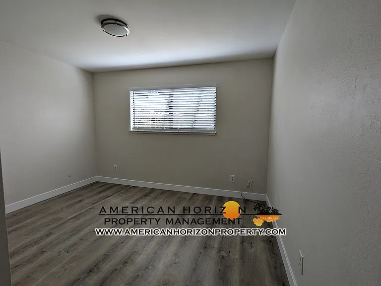 2312 E 8th St — Photo 11