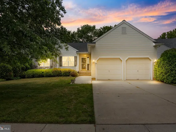 8 Roslyn Dr, Delran, NJ 08075