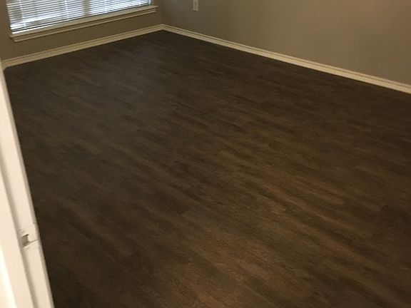 5th image of 2087 Camelot Dr