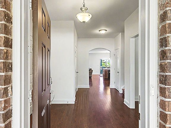 3rd image of 365 Irvine Ln
