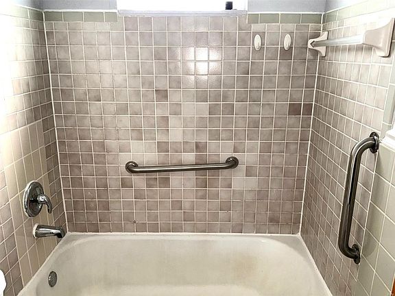 3rd image of 4418 Lindscott Ave