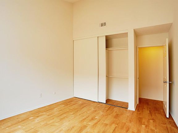 5th image of 8805 Variel Ave