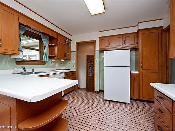 04_1825WaldoBlvd_5_Kitchen_LowRes