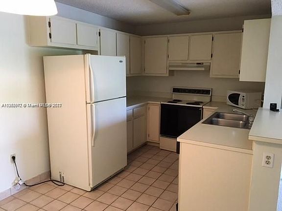 3rd image of 200 Palm Cir W APT 305