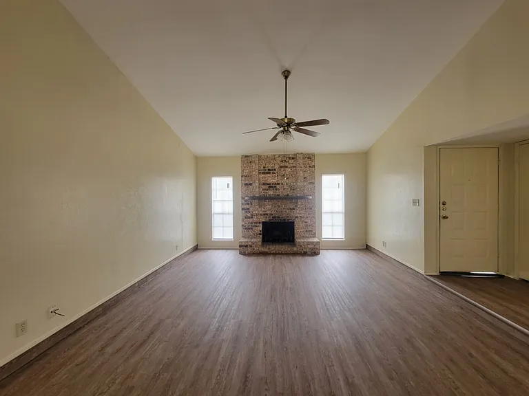 8513 Kensington Dr — Photo 2