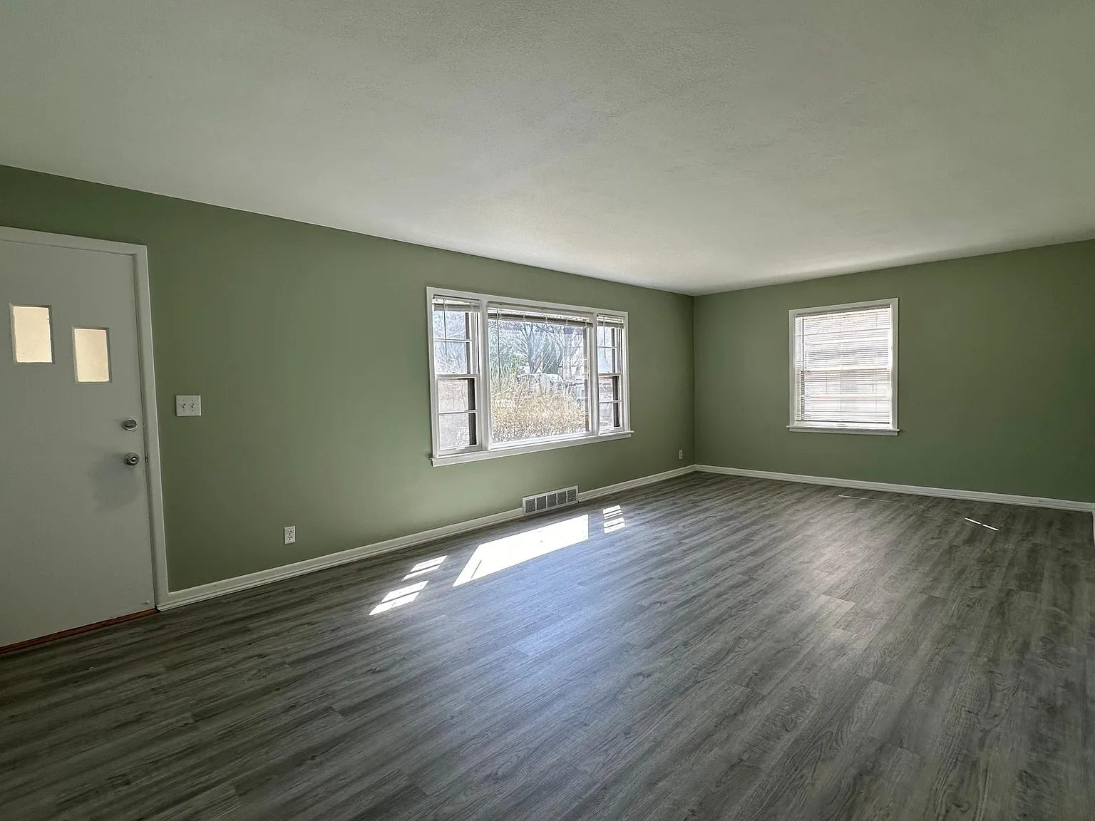 910 N Chicago Ave — Photo 3