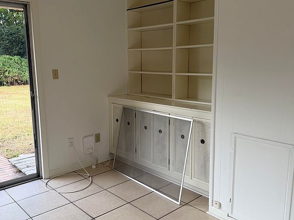 5th image of 1932 Shady Oaks Dr