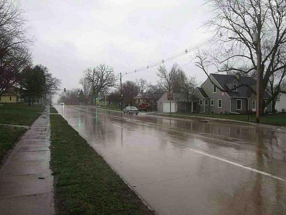 4th image of 806 S Elm St