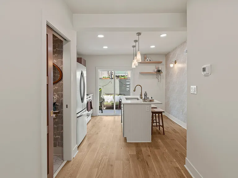 1031 Mercy St — Photo 8