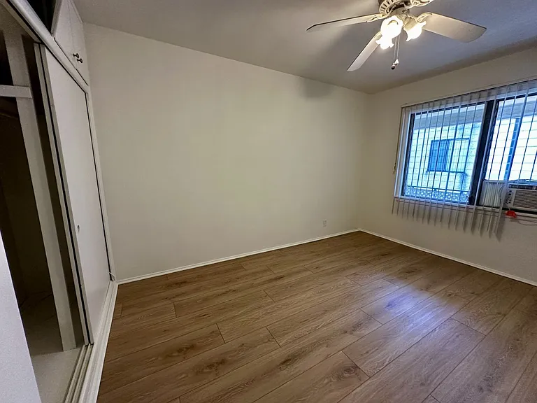 340 N Isabel St — Photo 15