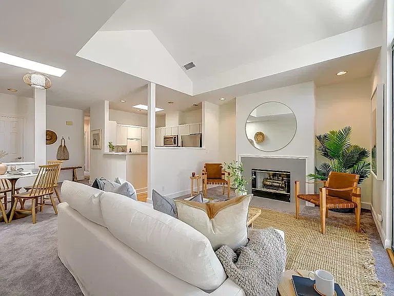 35 Ross Ave — Photo 2