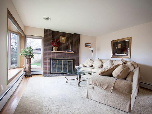 Livingroom With Bay Window