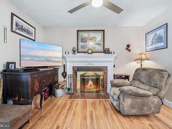 4th image of 100 Maple Ave