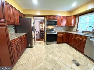 30 Winterberry Ln, Willingboro, NJ 08046