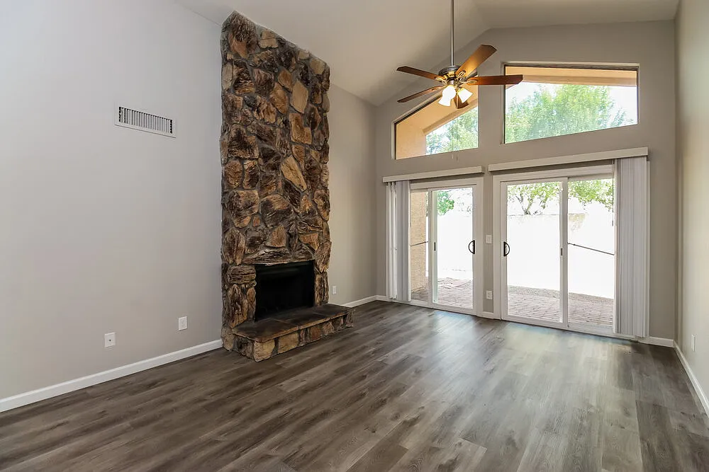 3 bed, 2.0 bath, 1334 sqft, $2,240 — Photo 3