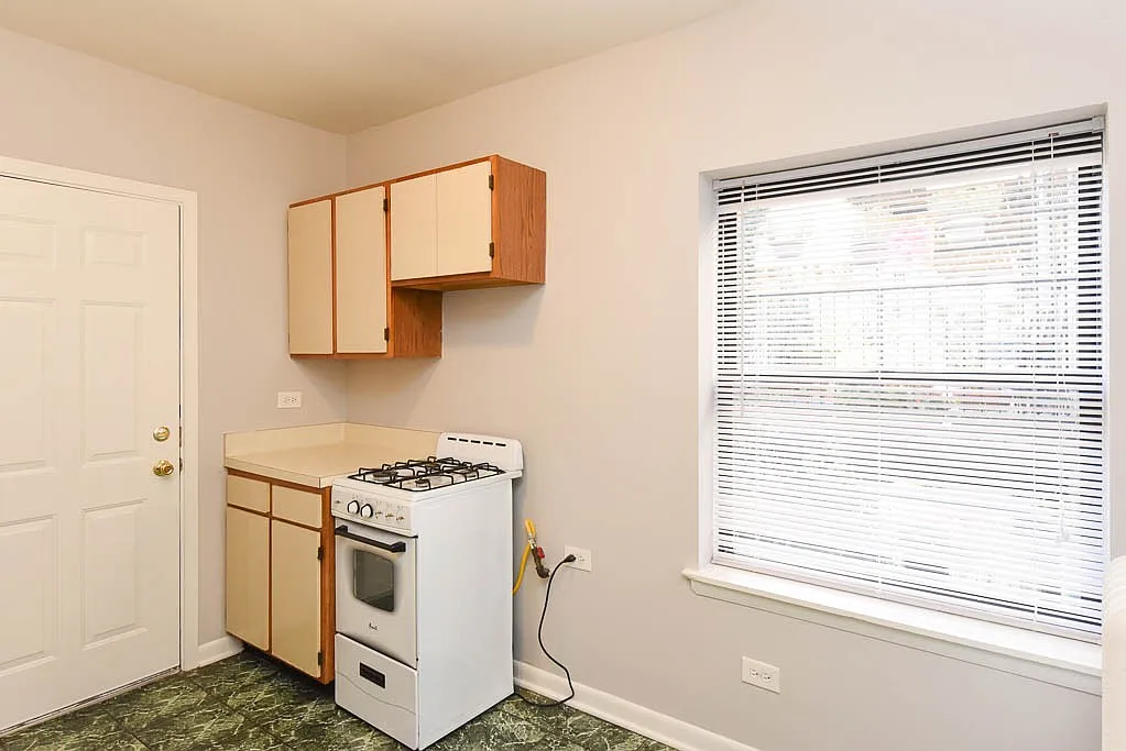 Adorable Studio, 1 Bath at Winthrop + Ardmore (Edgewater) — Photo 4