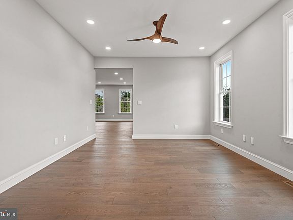 4th image of 429 Hillside Ave
