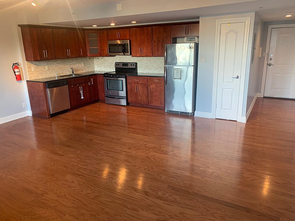 1st image of 60 Parkway Dr E APT 3L