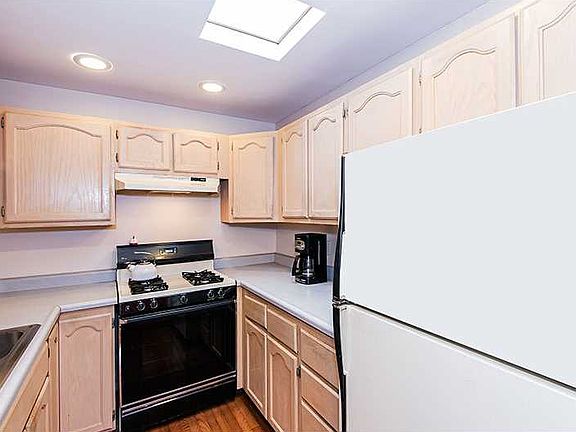4th image of 978 Glenrock Ct #43