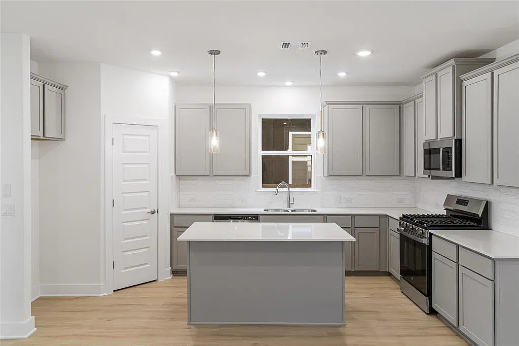 3 bed, 2.5 bath, 1742 sqft, $2,550 — Photo 1