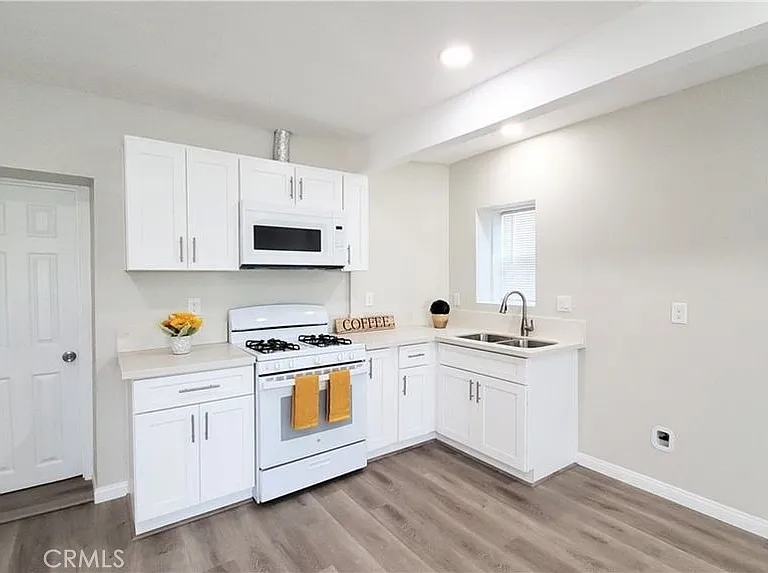 21786 Cottonwood Ave #B — Photo 14
