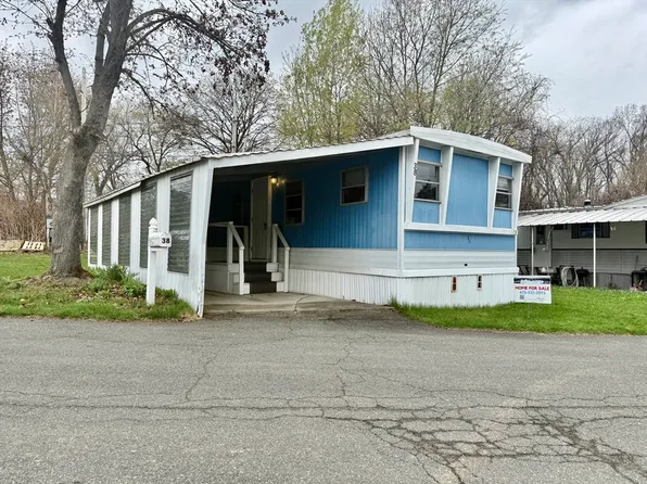 38 Lark Dr, Chicopee, MA 01020