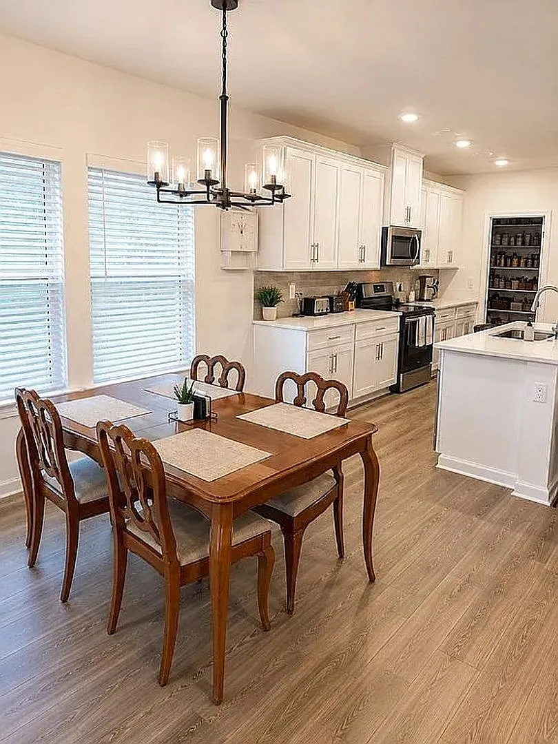 Spacious 4BR House in Clarksville — Photo 3