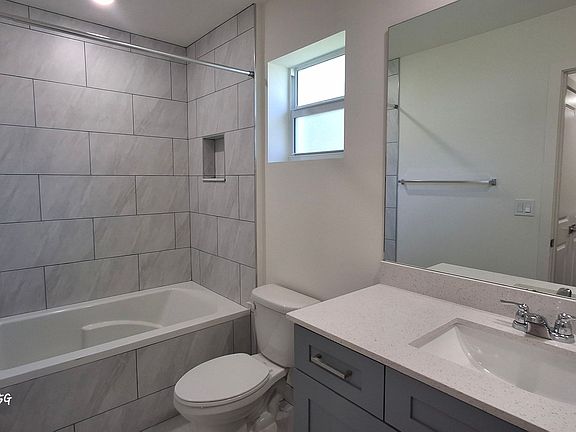 4th image of 3182 Oleander Ave
