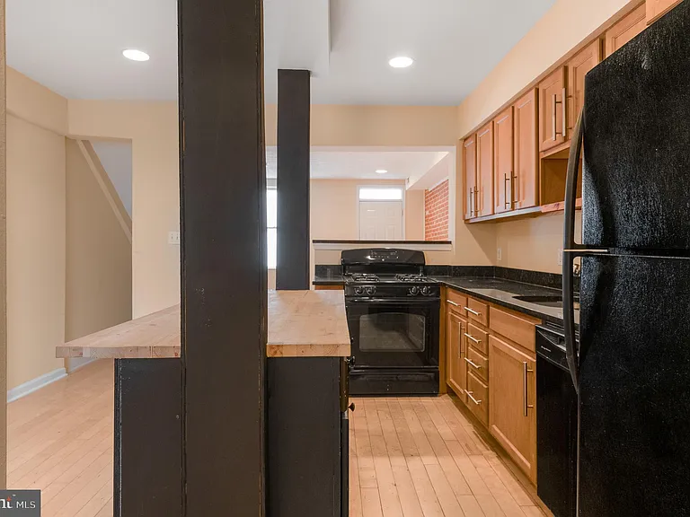 1123 W Lombard St — Photo 18