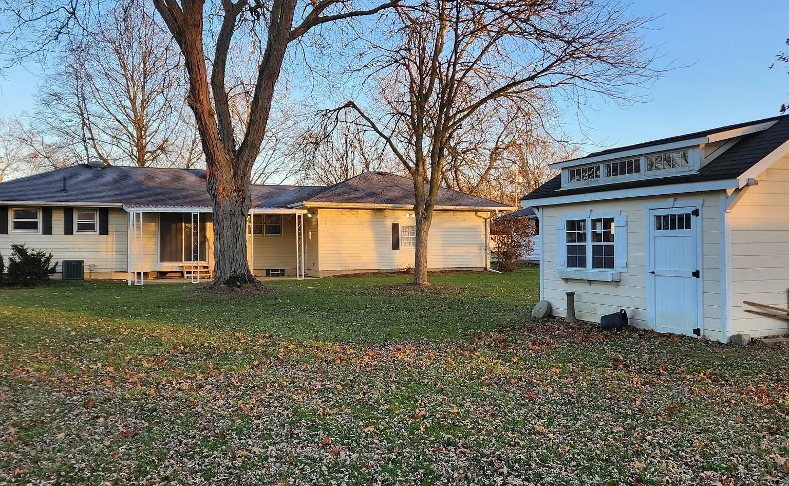 3 bed, 1.5 bath, 1944 sqft, $2,400 — Photo 2
